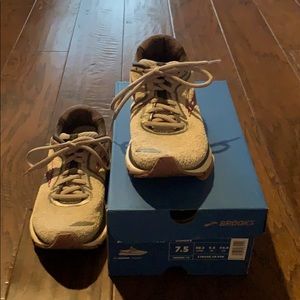 Brooks Adrenaline GTS 20 running shoes